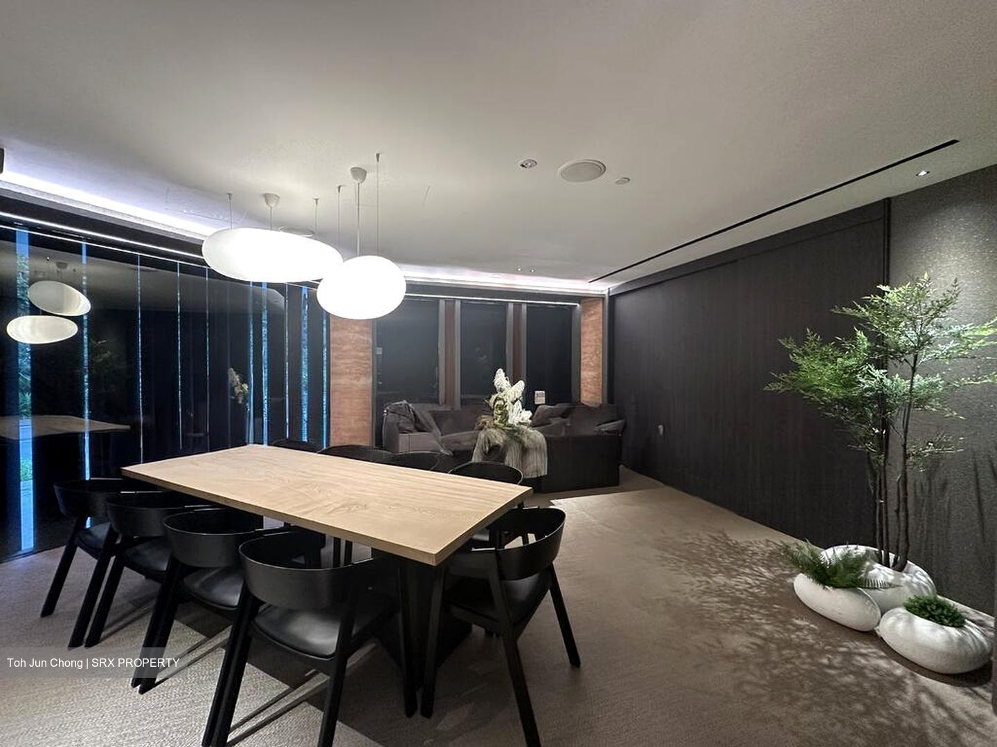 1 Nassim (D10), Retail #525943761